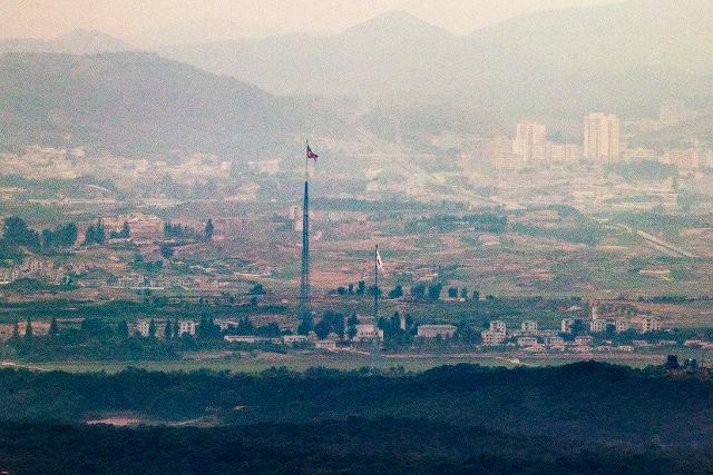 지난달 23일 경기도 파주시 접경지역에서 바라본 서부전선 비무장지대(DMZ)에 남한 대성동 마을의 태극기와 북한 기정동 마을의 인공기가 펄럭이고 있다. 연합뉴스