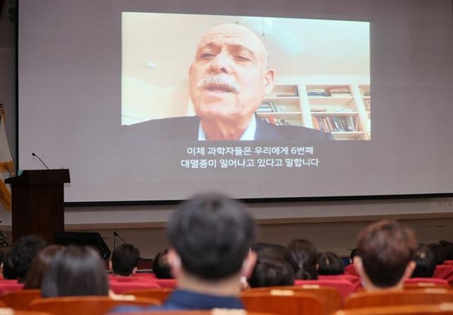 지난달 10일 오후 서울 여의도 국회 의원회관에서 열린 ‘기후 위기 극복-탄소제로시대를 위한 그린뉴딜토론회’에서 세계적 미래학자이자 미국 경제동향연구재단의 이사장인 제러미 리프킨이 화상 기조연설을 하고 있다. 연합뉴스