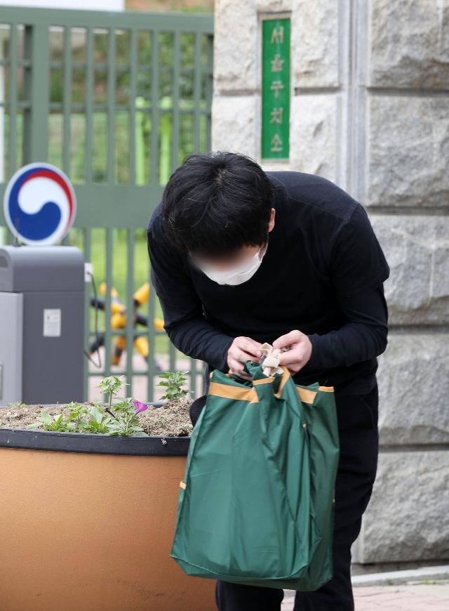 세계 최대 아동 성 착취물 사이트 '웰컴 투 비디오' 운영자인 손정우 씨가 6일 오후 미국 송환 불허 결정으로 석방돼 경기도 의왕시 서울구치소를 나서고 있다. 뉴시스