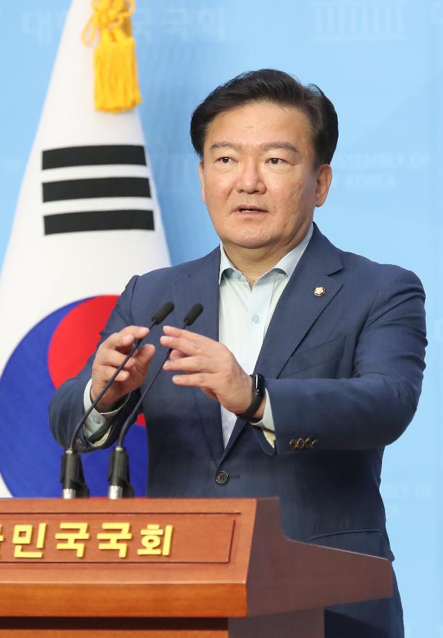 민경욱 전 의원이 5월서울 여의도 국회 소통관에서 투표지 취득 및 선관위 관련 기자회견을 하고 있다.? 뉴시스?