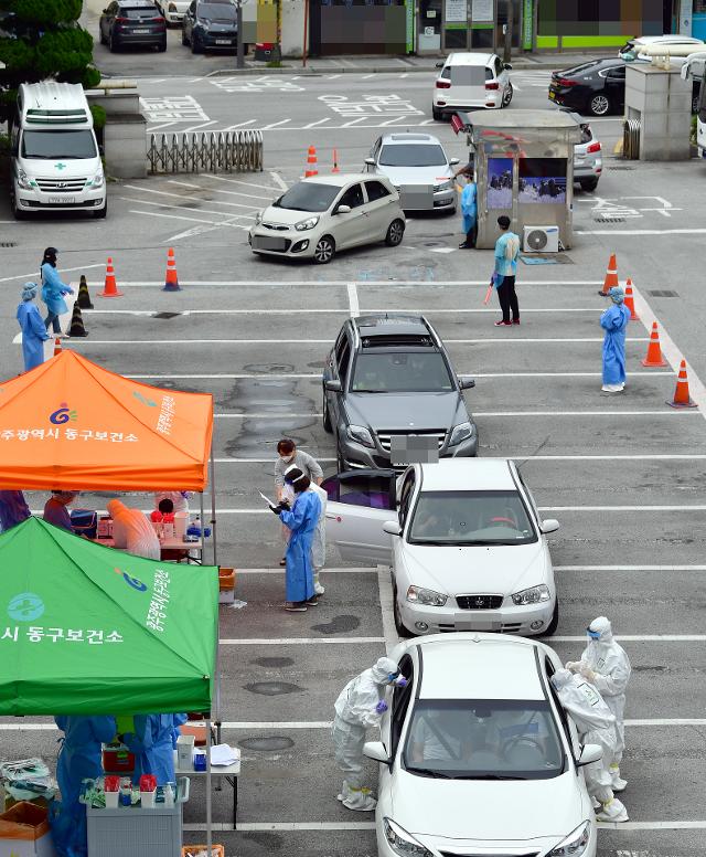 광주에서 첫 미취학 아동 2명이 신종 코로나바이러스 감염증(코로나19) 확진 판정을 받은 가운데 6일 오전 동구청사 주차장에서 드라이브 스루 방식으로 검체를 채취하고 있다. 뉴시스