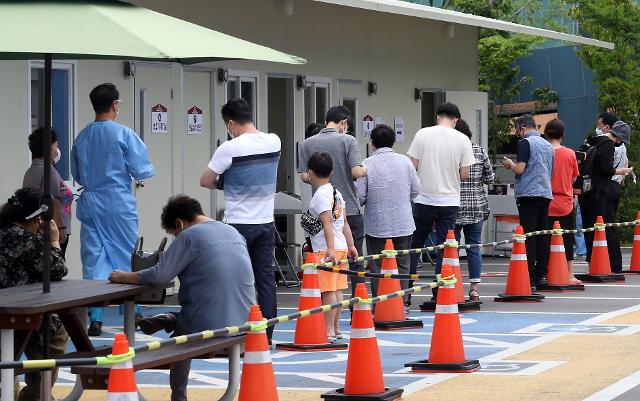 지난달 29일 오전 인천 부평구 가톨릭대 인천성모병원 선별진료소에서 시민들이 신종 코로나바이러스 감염증(코로나19) 검사를 받기 위해 기다리고 있다. 뉴시스