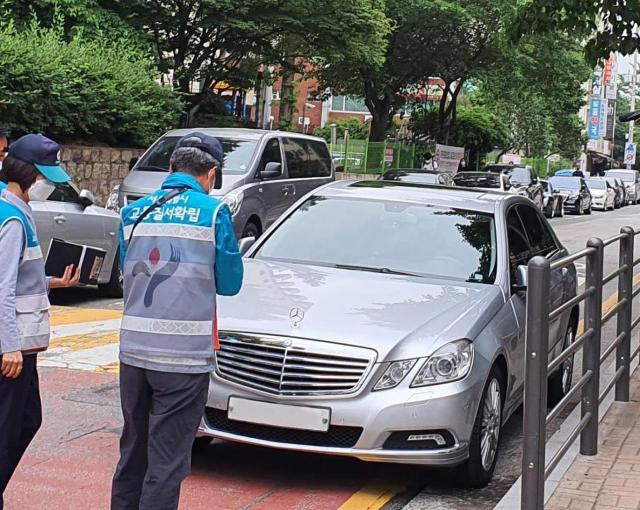 서울시 관계자들이 스쿨존 불법주정차 차량을 단속하고 있다. 서울시 제공