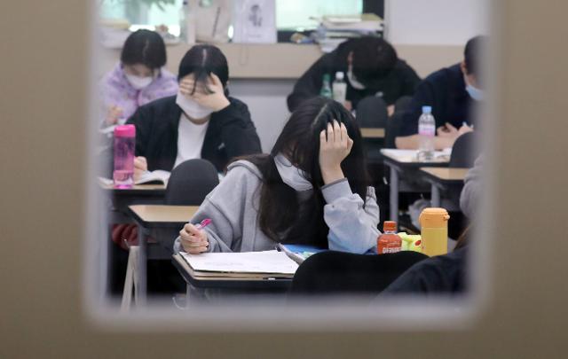 대입 입시생들이 2일 서울 동작구 노량진동 대성학원에서 마스크를 착용하고 자율학습을 하고 있다. 뉴스1