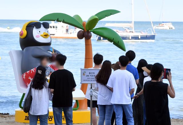 부산지역 7개 해수욕장이 공식 개장한 1일 오후 수영구 광안리해수욕장에 인기 캐릭터 '펭수' 조형물이 설치돼 피서객들의 눈길을 사로잡고 있다. 뉴시스