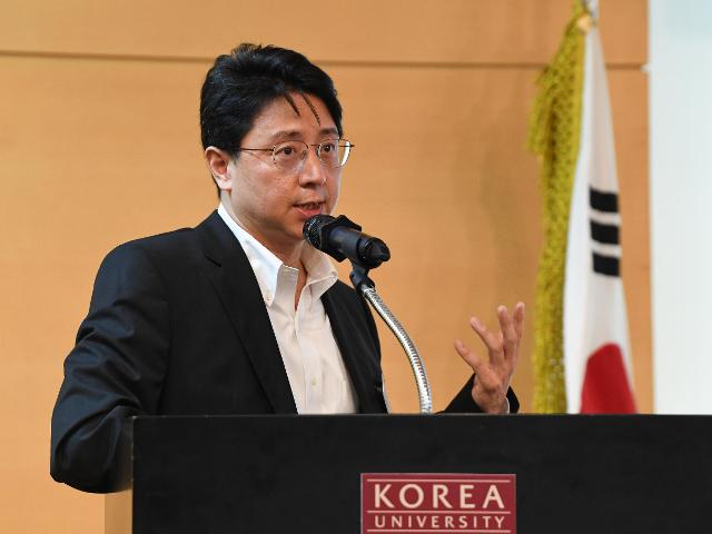 [저작권 한국일보] 6일 오후 서울 성북구에 위치한 고려대학교 100주년기념관에서 김원준 카이스트 기술경영전문대학원 교수가 코로나19 이전과 이후, 혁신의 새로운 패러다임을 주제로 발표하고 있다. 2020.07.06. 정준희 인턴기자.