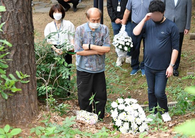 7일 오전 경기도 화성시 소재 한 근린공원에서 연쇄살인 사건 피의자 이춘재에 희생된 초등학생의 유가족이 헌화를 마치고 생각에 잠겨 있다. 뉴스1