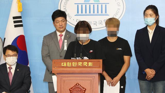 고 최숙현 선수의 동료 선수들과 이용 의원 등 미래통합당 의원들이 6일 오전 서울 여의도 국회 소통관에서 고 최숙현 선수 사망사건과 관련해 피해실태를 밝히는 기자회견을 하고 있다. 연합뉴스