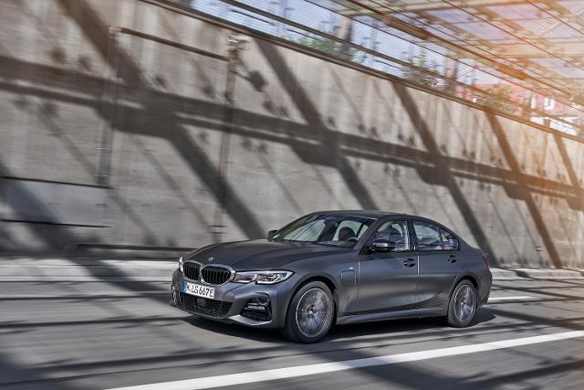 BMW코리아는 우수한 효율과 드라이빙의 즐거움을 동시에 제공하는 PHEV 스포츠 세단 '뉴 330e'를 국내에 공식 출시했다. BMW코리아 제공