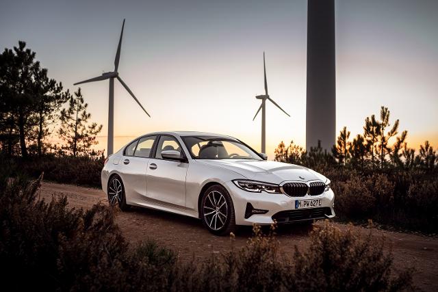 BMW코리아는 우수한 효율과 드라이빙의 즐거움을 동시에 제공하는 PHEV 스포츠 세단 '뉴 330e'를 국내에 공식 출시했다. BMW코리아 제공