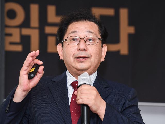 한국아카데미 4기 마지막 강의와 수료식이 열린 7일 오후 서울 중구 롯데호텔에서 호사카 유지 세종대 독도종합연구소 소장이 강연을 하고 있다. 이한호 기자