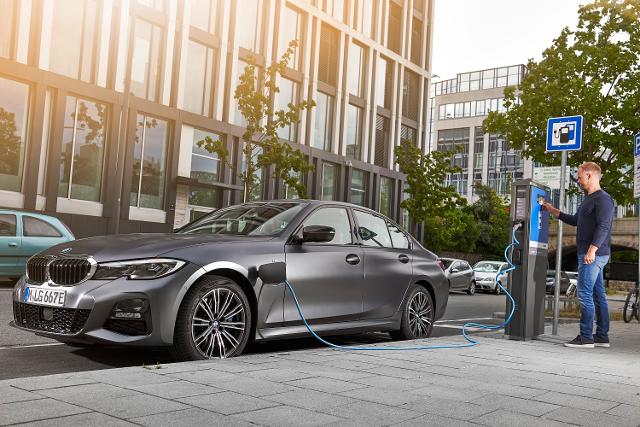 BMW코리아는 우수한 효율과 드라이빙의 즐거움을 동시에 제공하는 PHEV 스포츠 세단 '뉴 330e'를 국내에 공식 출시했다. BMW코리아 제공