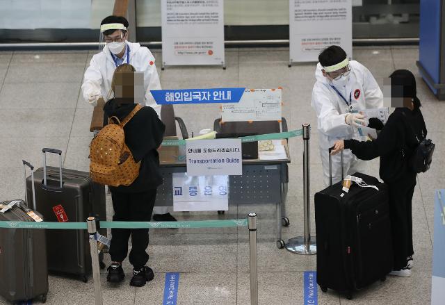 7일 오후 인천국제공항 1터미널 입국장에서 입국자들이 교통편 등의 안내를 받고 있다. 연합뉴스