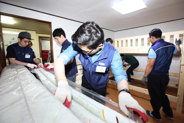 GS건설 직원으로 구성된 '자이사랑 나눔봉사단' 단원들이 저소득 가구 어린이의 공부방을 리모델링 하고 있다. GS건설은 2011년부터 '꿈과 희망의 공부방' 사업을 진행하고 있다. GS건설 제공