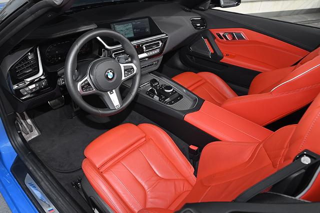 붉게 물든 실내 공간은?BMW Z4 M40i의 정체성을 직설적으로 표현한다.