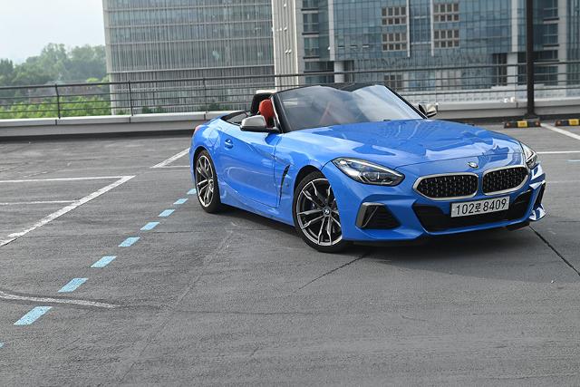 387마력의 로드스터, BMW Z4 M40i와 자유로 주행에 나섰다.