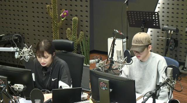 지코(오른쪽)가 KBS 쿨FM '정은지의 가요광장'에서 입담을 뽐냈다. 보이는 라디오 캡처