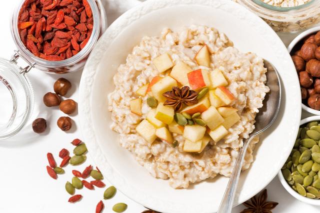 귀리를 끓여 만든 오트밀에 메이플시럽, 사과잼, 각종 견과류 등을 함께 곁들이면 더 맛있게 즐길 수 있다. 게티이미지뱅크