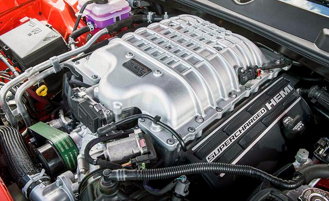 슈파차저를 얹은 V8 6.2L 엔진은 807마력에 이르는 강력한 성능을 자랑한다.