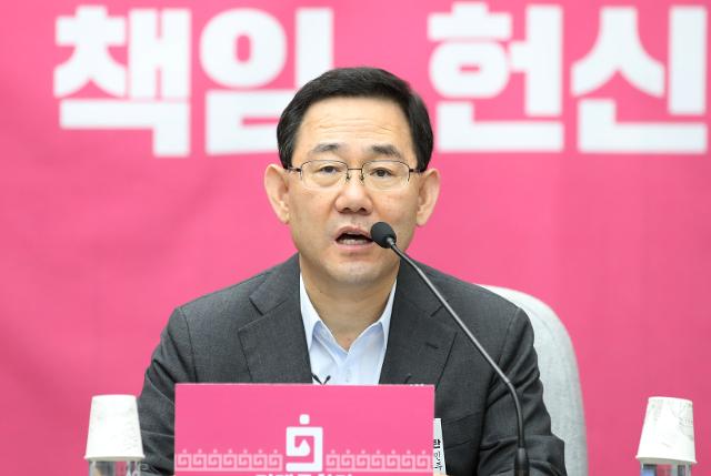 주호영 미래통합당 원내대표가 10일 서울 여의도 국회에서 열린 원내대책회의에서 발언을 하고 있다. 뉴시스