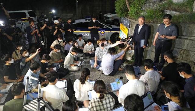 10일 오전 서울 성북구 와룡공원에서 최익수 서울경찰청 형사과장이 박원순 서울시장 사망 관련 브리핑을 하고 있다. 연합뉴스