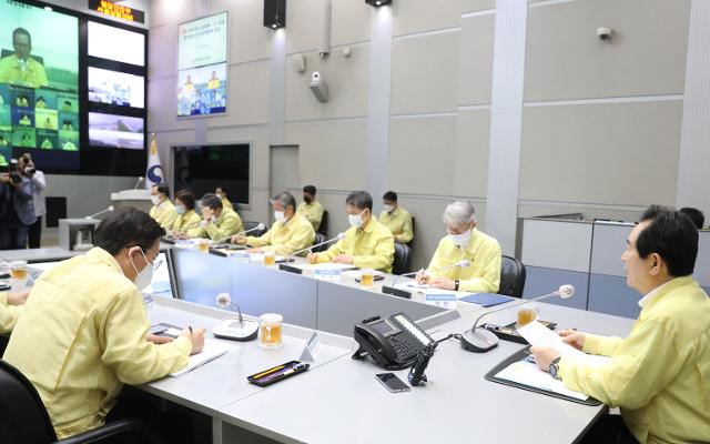 정세균(오른쪽 끝) 국무총리가 10일 오전 서울 종로구 정부서울청사에서 열린 코로나19 중앙재해대책본부(중대본) 회의에 참석해 발언하고 있다. 뉴시스