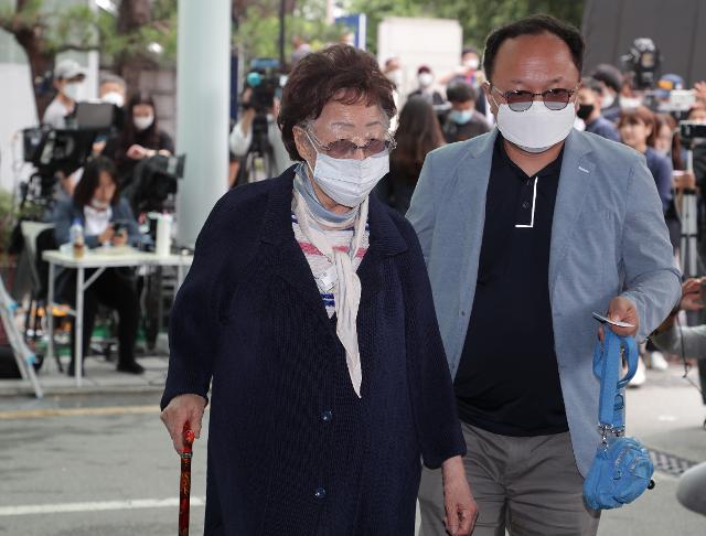 이용수 할머니가 10일 오후 서울 종로구 서울대병원 장례식장에 마련된 고 박원순 서울시장의 빈소로 향하고 있다. 뉴시스