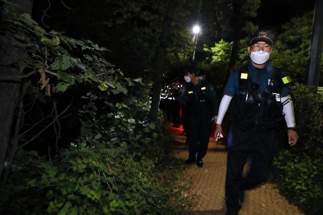 박원순 서울시장이 연락두절된 9일 저녁 서울 북악산 일대에서 경찰 병력이 2차 야간 수색 작업을 하고 있다. 뉴스1