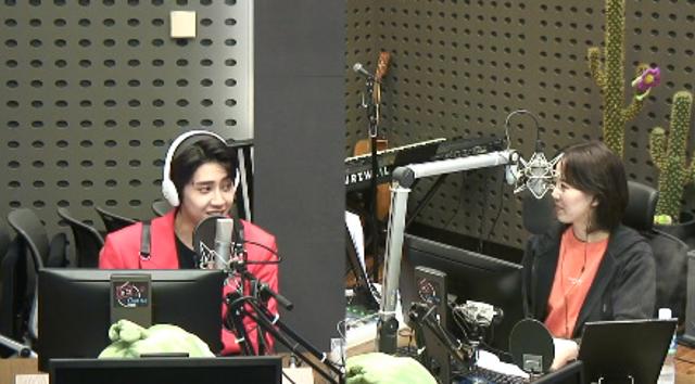 이진혁(왼쪽)이 KBS 쿨FM '강한나의 볼륨을 높여요'에서 음악 방송에 대해 이야기했다. 보이는 라디오 캡처