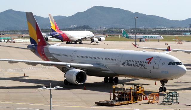 인천국제공항 계류장에 아시아나항공 여객기가 멈춰서 있다. 아시아나항공은 코로나19로 여객기 운항이 줄자, 정비횟수를 늘리며 안전관리 강화에 나섰다. 뉴스1