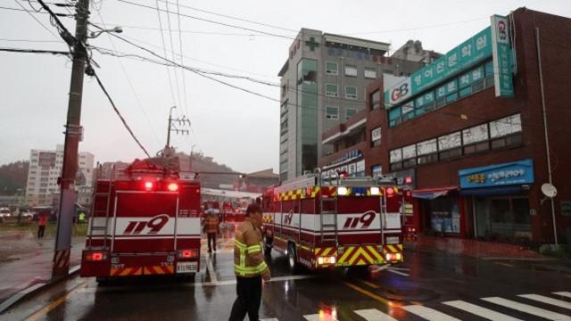 소방대원들이 10일 오전 화재가 난 전남 고흥군 고흥읍 윤호21병원에서 현장을 수습하고 있다. 연합뉴스