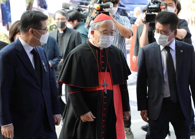 염수정 추기경이 11일 오전 고 박원순 시장의 빈소인 서울대병원 장례식장에 들어서고 있다. 연합뉴스