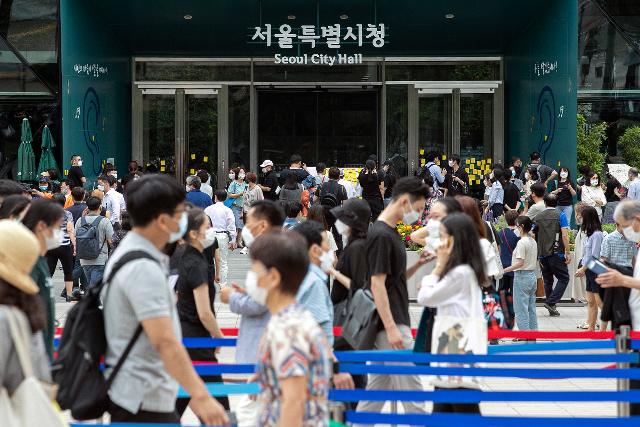 12일 오후 서울 중구 서울시청 앞 서울광장에 마련된 고(故) 박원순 서울특별시장 분향소를 찾은 시민들이 조문을 위해 줄을 서 있다. 뉴스1