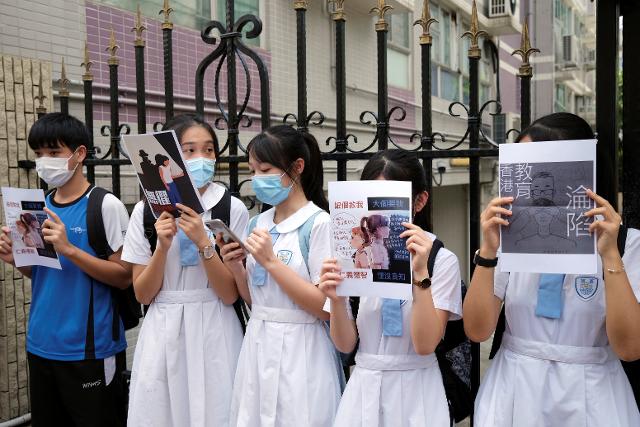 지난달 12일 홍콩 중등학교 학생들이 '정치적 이유'로 체포된 교사의 석방을 요구하며 시위하고 있다. 홍콩=로이터 연합뉴스?