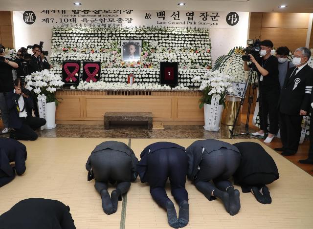 주호영 미래통합당 원내대표가 12일 오후 서울 송파구 서울아산병원 장례식장에 마련된 고 백선엽 장군 빈소를 찾아 조문하고 있다. 뉴시스