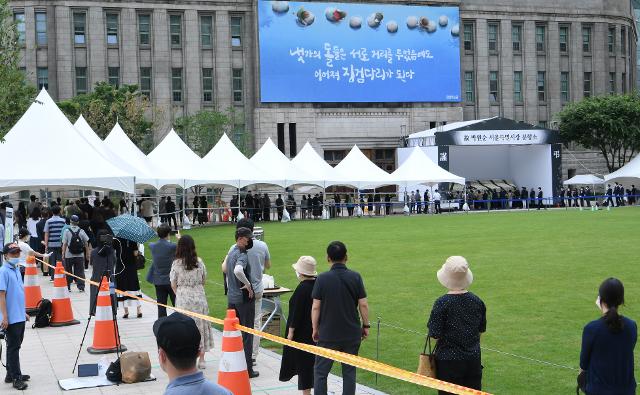 서울 시민들이 12일 서울광장에 마련된 고 박원순 서울시장 분향소를 찾아 조문을 위해 줄을 서고 있다. 왕태석 선임기자