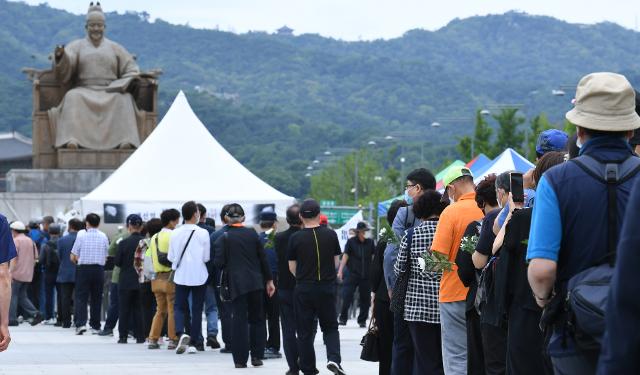 서울 광화문 광장에 마련된 고(故) 백선엽 장군 시민분향소에 12일 추모객들이 조문을 위해 차례를 기다리고 있다. 왕태석 선임기자