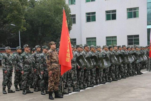 중국 예비역부대가 훈련에 앞서 대기하고 있다. 중국은 "군대는 군대, 경찰은 경찰, 백성은 백성"이라는 구호아래 7월부터 1,000만 예비군을 기존 지방정부가 아닌 인민해방군 지휘체계에 편입해 당 중앙이 직접 통솔하도록 했다. 텅쉰왕 캡처 ?