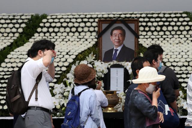 12일 오후 서울 중구 서울시청 앞 서울광장에 마련된 고(故) 박원순 서울특별시장 분향소를 찾은 시민들이 조문하고 있다. 뉴스1