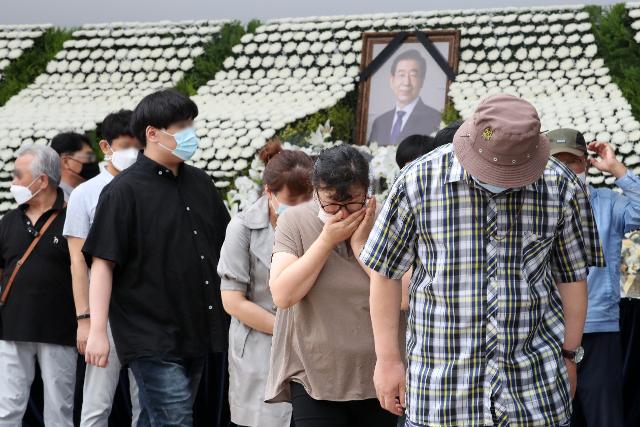 12일 오후 서울 중구 서울시청 앞 서울광장에 마련된 고(故) 박원순 서울특별시장 분향소를 찾은 시민들이 조문하고 있다. 운영 시간은 오전 8시부터 오후 10시까지이며, 서울시는 고인과 유족의 의견을 반영해 분향소를 검소하게 마련했으며 화환과 조기(弔旗)는 따로 받지 않는다고 밝혔다. 뉴스1