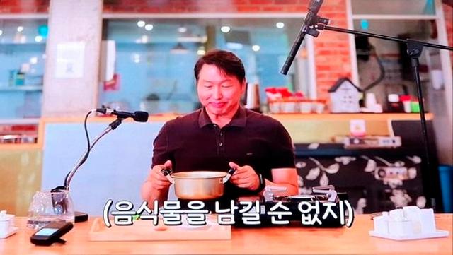 최태원 SK회장이 13일 사내방송에 공개된 영상에서 라면을 직접 끓여 먹고 있다. SK 제공