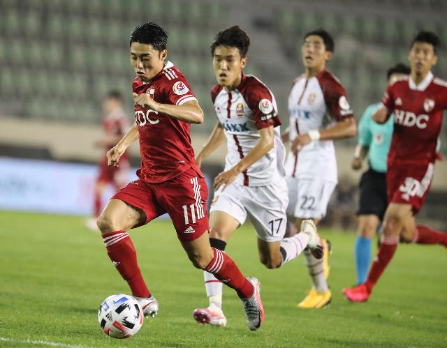 부산 이동준(왼쪽)이 10일 부산 구덕운동장에서 열린 프로축구 K리그1 FC서울과 경기에서 서울의 밀착 수비를 따돌리며 드리블 하고 있다. 부산=연합뉴스