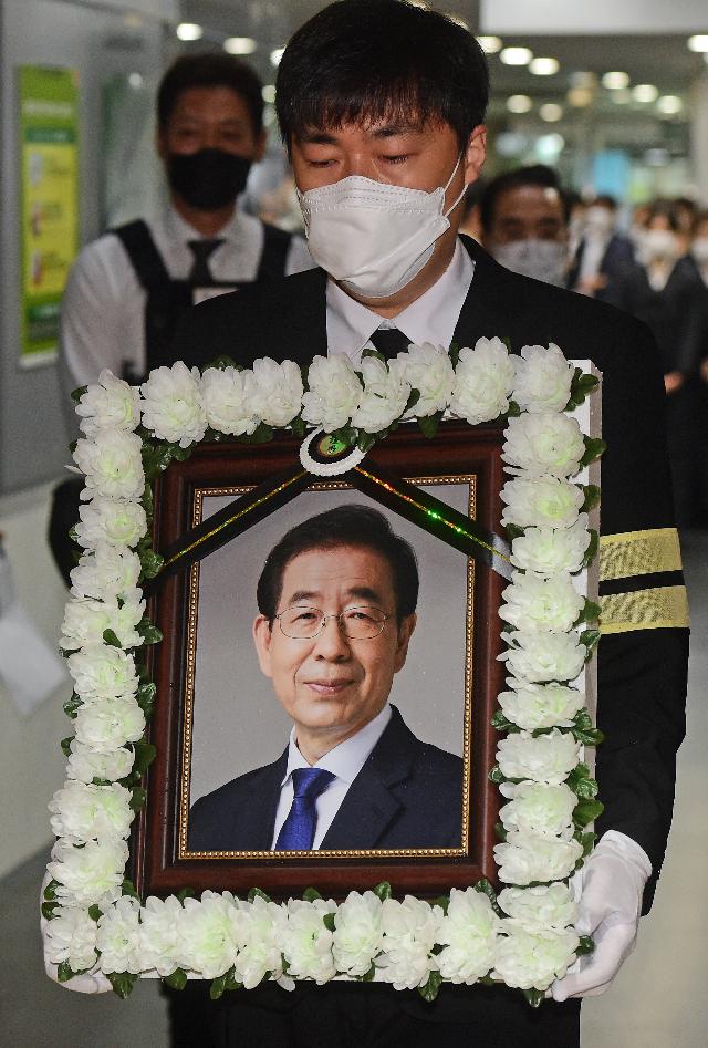 13일 서울 중구 서울시청에서 열린 고 박원순 서울특별시장 영결식에서 박 시장의 영정사진이 들어가고 있다. 사진공동취재단