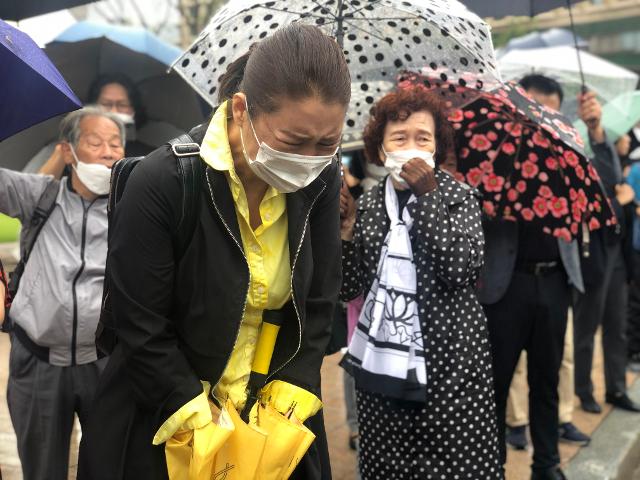 13일 오전 서울시청 앞 광장에서 한 시민이 박원순 서울시장의 영정을 보며 흐느끼고 있다. 이승엽 기자