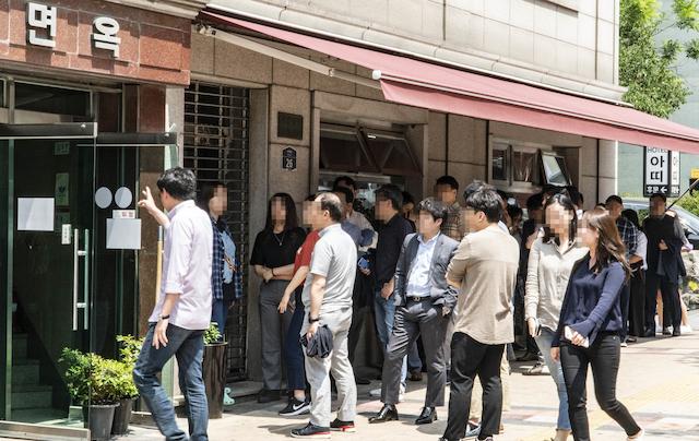 [저작권 한국일보] 더운 여름날 서울 중구의 한 유명 냉면집 앞에 사람들이 긴 줄을 서 있다. 류효진 기자 ?