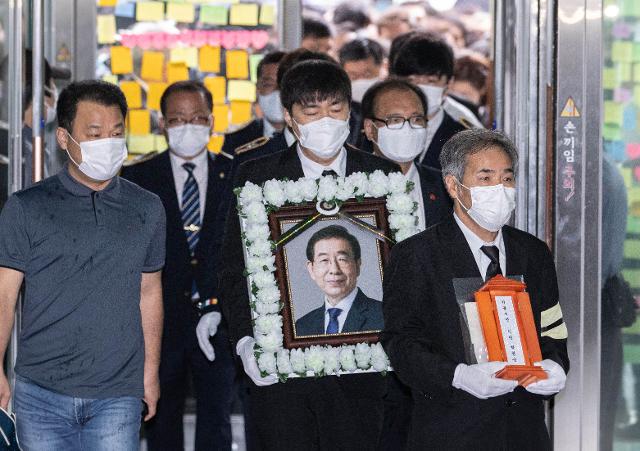 고 박원순 서울시장의 발인이 진행된 13일 오전 서울 중구 서울시청에서 고인의 위패와 영정이 영결식장으로 향하고 있다. 뉴시스?