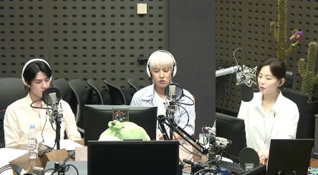 찬열(오른쪽) 세훈이 KBS 쿨FM '강한나의 볼륨을 높여요'에서 좋아하는 음식에 대해 이야기했다. 보이는 라디오 캡처