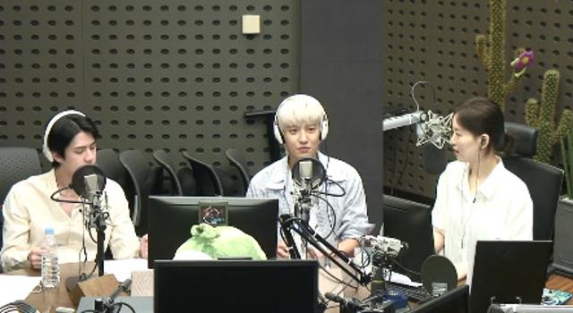 찬열(오른쪽) 세훈이 KBS 쿨FM '강한나의 볼륨을 높여요'에서 청취자와 소통했다. 보이는 라디오 캡처