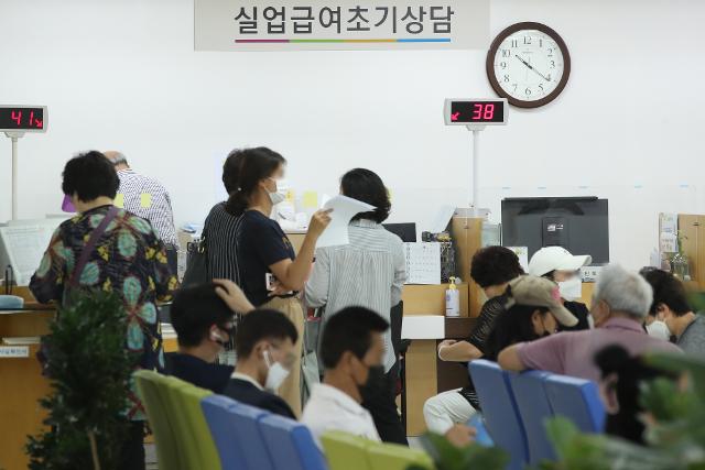 지난 6일 서울 중구 서울고용노동청 실업급여 창구에서 민원인들이 상담을 기다리고 있다. 연합뉴스