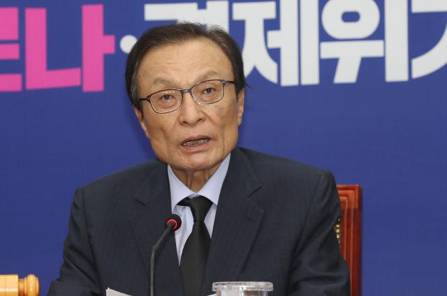 이해찬 더불어민주당 대표가 10일 국회에서 열린 최고위원회의에서 박원순 서울 시장의 죽음을 애도하는 발언을 하고 있다.연합뉴스